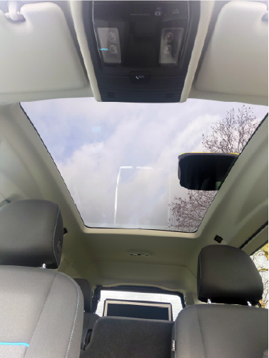 Véhicule spacieux et moderne, équipé d’un toit panoramique et entièrement homologué pour le transport de personnes à mobilité réduite