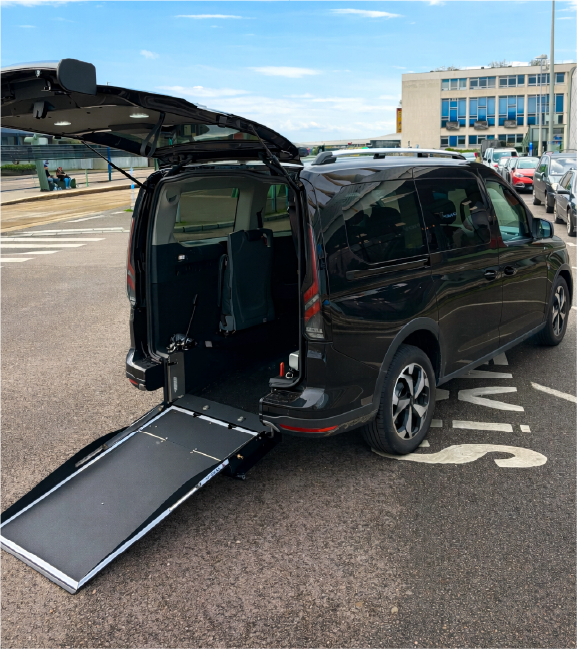 Transport PMR avec rampe d’accès decaissée et homologuée pour accueillir des personnes en fauteuil roulant offrant une sécurité et un confort optimal.